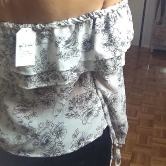 NWT ~ Off the shoulder blouse ~ Black and white - Picture 8 of 8